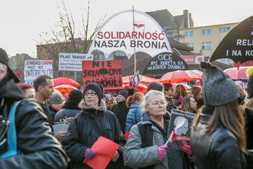 "Chcemy szacunku". Kobiety protestowały na ulicach Krakowa [ZDJĘCIA, WIDEO]