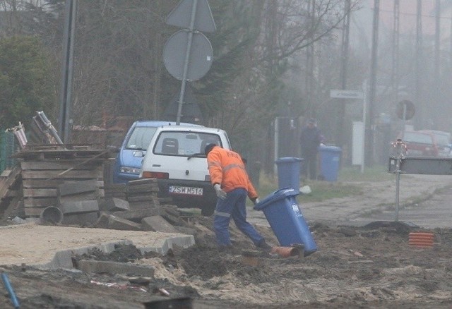 - Dobrze, że robią. Tylko dlaczego tak długo? - pyta pan Jan, który mieszka przy ul. Małopolskiej. - Nie możemy do własnych domów dojechać, nawet służby komunalne mają problem z wywozem śmieci.