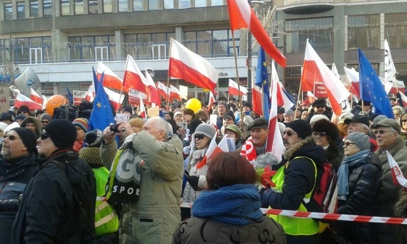 Protest KOD w pasażu Schillera przeciwko ustawie inwigilacyjnej [zdjęcia]