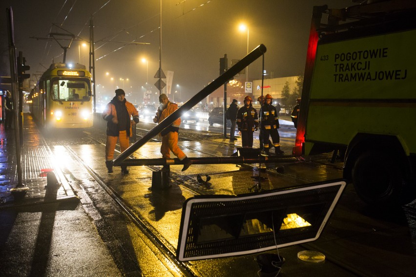 Uszkodzenie sieci trakcyjnej na ulicy Wielickiej