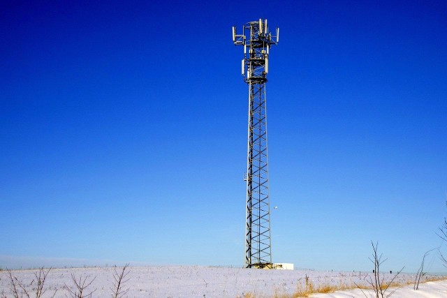 Stawianie masztów telefonii komórkowej bardzo często wiążą się z protestami mieszkańców