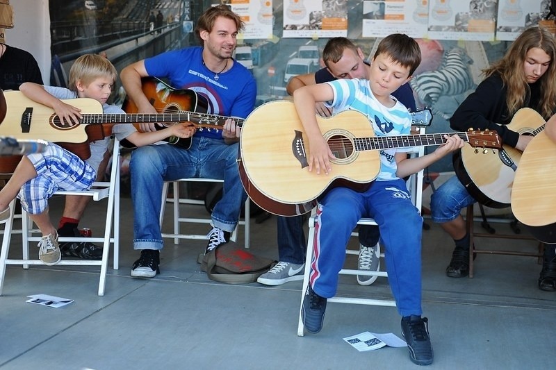 Próby w KontenerArt przed gitarowym happeningiem w ramach...