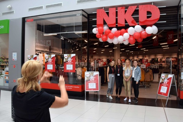 W czwartek, 19 sierpnia, w Centrum Galardia w Starachowicach ruszyła jedna z największych sieci sprzedających odzież oraz artykuły dekoracyjne do domu. Na otwarcie sklepu NKD przygotowano dodatkowe oferty i specjalne promocje. Wiele osób czekało by jako pierwsi skorzystać z oferty.W asortymencie NKD znajdują się ubrania dla całej rodziny, w tym także funkcjonalna odzież sportowa. W sklepie kupić można również wiele dodatków wnętrzarskich – domowe tekstylia oraz sezonowe artykuły dekoracyjne. Nowy salon zajmuje powierzchnię około 450 m². Oficjalne otwarcie sklepu nastąpiło w czwartek, 19 sierpnia, o godz. 9.00. Na klientów czekały dodatkowe oferty i prezenty-niespodzianki, ruszyła także trzydniowa promocja (19-21 sierpnia) gwarantująca 20% zniżki na cały asortyment.NKD to niemiecka sieć sklepów oferująca szeroką gamę produktów w przystępnych cenach. Posiada ponad 1900 oddziałów w Niemczech, Austrii, Włoszech, Słowenii, Czechach i Chorwacji oraz własny sklep internetowy. Salon w Centrum Galardia jest jednym z pierwszych, których otwarcie zaplanowano w tym roku.