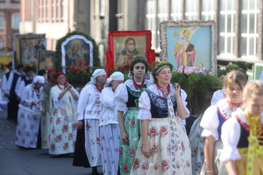 Procesja w Lipinach, dzielnicy Świętochłowic, jest jedną z...