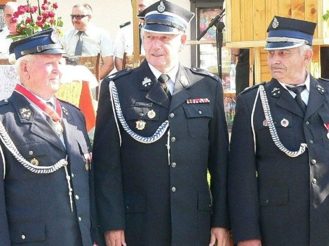 Druhowie Jan Szczygłowski (z lewej) i Józef Konewecki otrzymali najwyższe odznaczenia strażackie z rąk posła Mirosława Pawlaka.