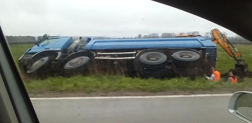 Ciężarówka wypadła z drogi, trasa Mrzezino - Kazimierz