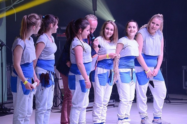 Laureaci konkursu prezentują swoje umiejętności w amfiteatrze nad jeziorem podczas Dni Puszczy Kozienickiej.
