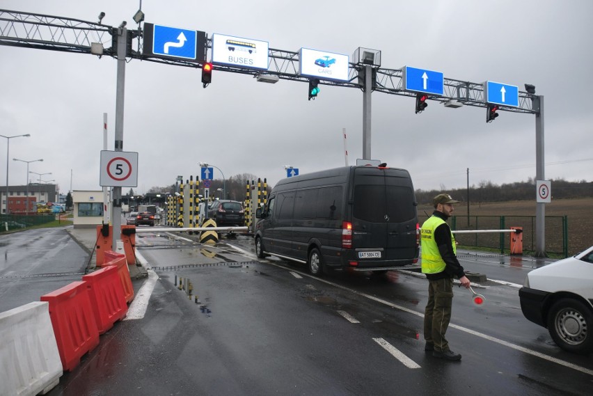 Kierowcom przed granicą w Medyce puszczają nerwy. Po ukraińskiej stronie blokowano drogi dojazdowe do granicy [ZDJĘCIA, WIDEO]