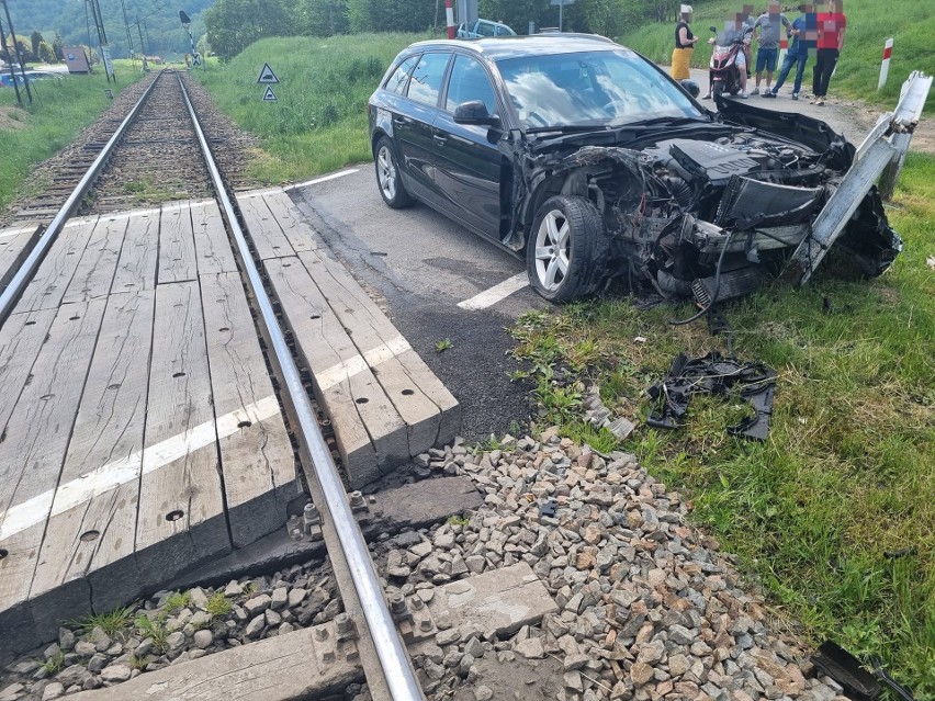 Audi zderzyło się z pociągiem. Pasażerowie cudem nie ucierpieli 