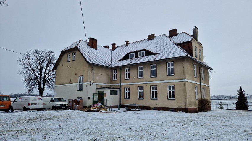 Budynek szkoły w Szymiszowie przy ul. Wolności stał pusty od...