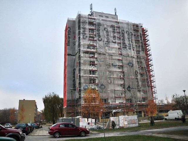 Na osiedlu Serbinów w Tarnobrzeg trwa termomodernizacja wieżowca przy ulicy Sienkiewicza 63.