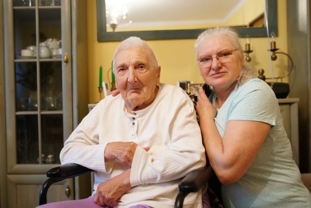 Elżbieta Barabasz (z prawej) zabrała 97-letnią matkę Józefę Sulicką z ZOL po tygodniu