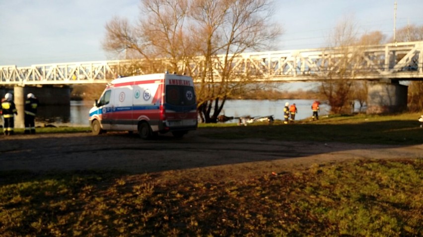 Dramat na Wartą w Kostrzynie. Do rzeki wpadł samochód
