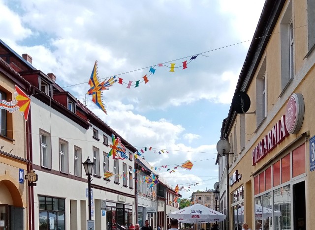 Już nie tylko parasole, ale także latawce, będą nadawać charakter ulicy Grunwaldzkiej w Połczynie-Zdroju.