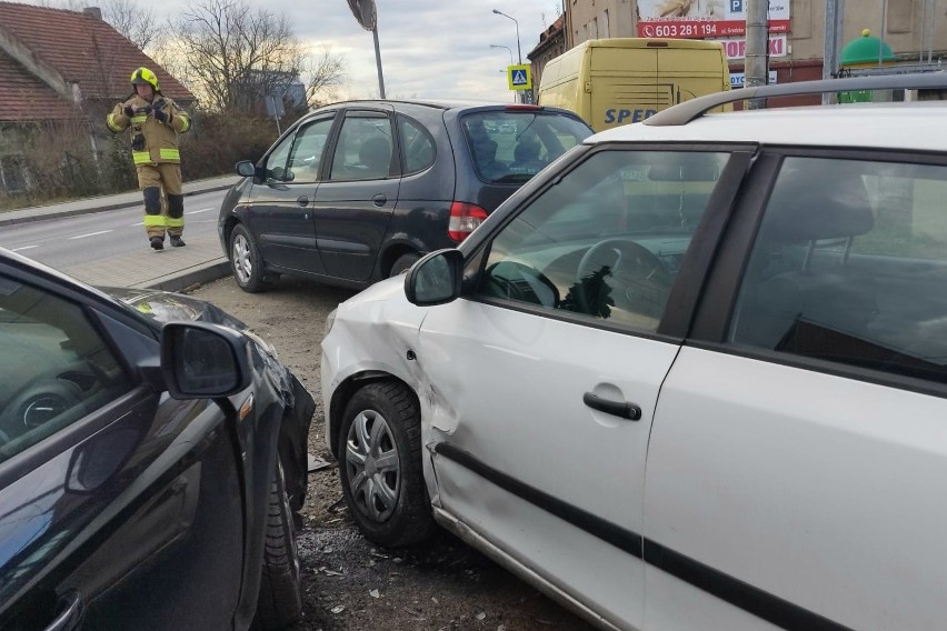 Wypadek na trasie Wrocław - Środa Śląska. Młody kierowca zasłabł i staranował cztery auta [ZDJĘCIA]