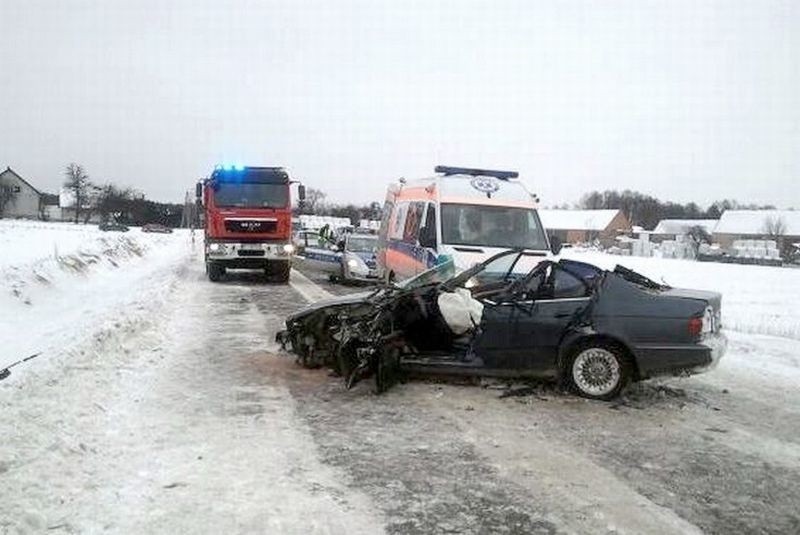 Dębniki. Groźny wypadek podczas holowania. BMW uderzyło w ciężarówkę (zdjęcia)