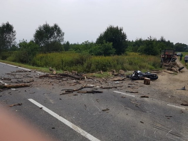 Wypadek w Warzycach. Motocykl zderzył się z ciągnikiem.