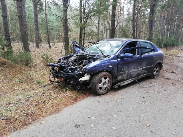 W niedzielę po godz. 10.00 miał miejsce wypadek na drodze do Rososzy (gmina Wąsewo). Kierujący oplem astrą prawdopodobnie nie dostosował prędkości do panujących warunków na drodze i po wyjściu z łuku na prostym odcinku drogi stracił panowanie nad pojazdem.