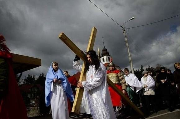 Tak wyglądała droga krzyżowa w kościele Krzyża Świętego w Grabówce