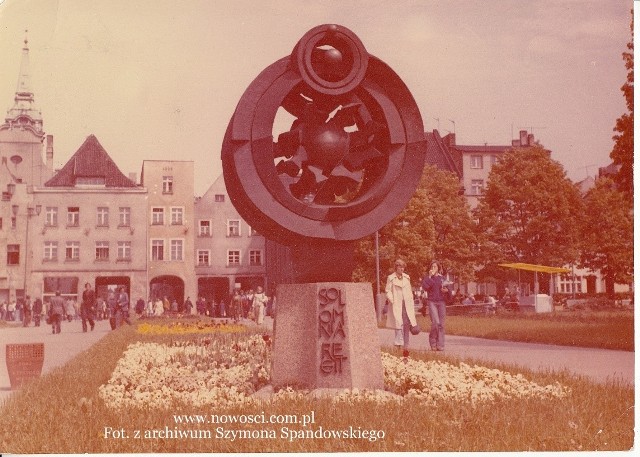 Rzeźba "Helios" Józefa Kopczyńskiego pojawiła się na placu Rapackiego w 1973 roku, z okazji jubileuszu kopernikańskiego. O ustawienie w tym miejscu stosownej ozdoby wcześniej zaapelowały "Nowości".