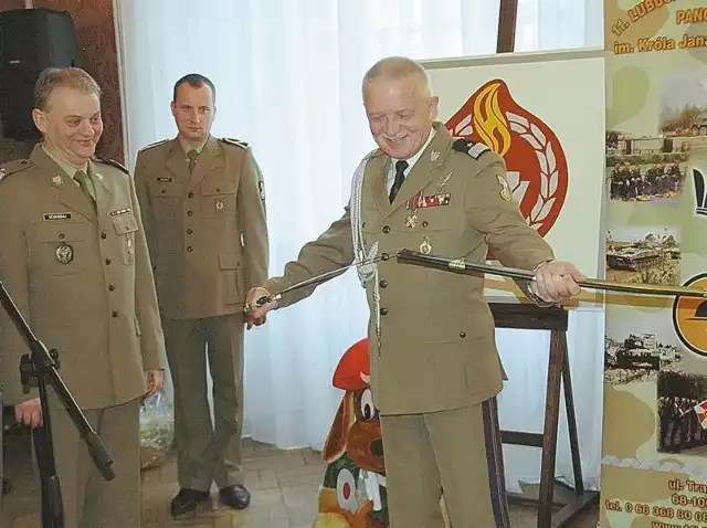 Od dowódcy "Czarnej Dywizji&#8221; i jej jednostek generał Mirosław Rozmus dostał wczoraj kutą karabelę, jako wielki miłośnik białej broni. - Rzeczywiście do cięcia się nadaje - żartował tuż po jej obejrzeniu.
