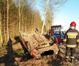 Nowiny Kasjerskie. Kierowca golfa stracił panowanie na zakręcie. Samochód dachował [ZDJĘCIA]