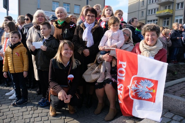 Zobaczcie zdjęcia z Przemyśla, gdzie w niedzielę pod pomnikiem Orląt Przemyskich odbyła się uroczystość z okazji 100-lecia odzyskania niepodległości przez Polskę.Zobacz także: A. Duda: Pod biało-czerwonym sztandarem jest miejsce dla każdego z nas