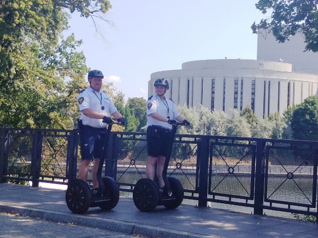 Na razie bydgoscy strażnicy miejscy testują dwa segwaye. Z ich obsługi zostało przeszkolonych 6 municypalnych. 