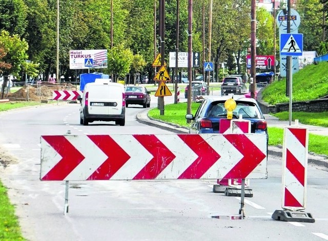 Aleja Solidarności to jedna z najważniejszych dróg prowadzących do centrum miasta. Przez ostatnie miesiące była dla kierowców wielkim utrapieniem. Lepiej ma być w październiku.