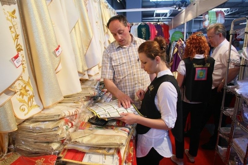 Ornaty dla księży prezentowane na SACROEXPO