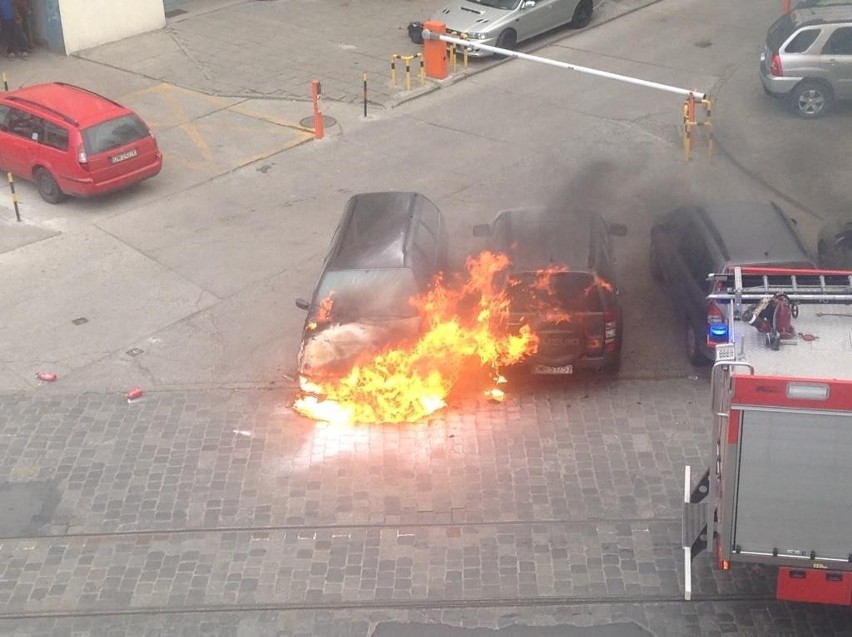 Wrocław: Pożar samochodu przy Zielińskiego (ZDJĘCIA)