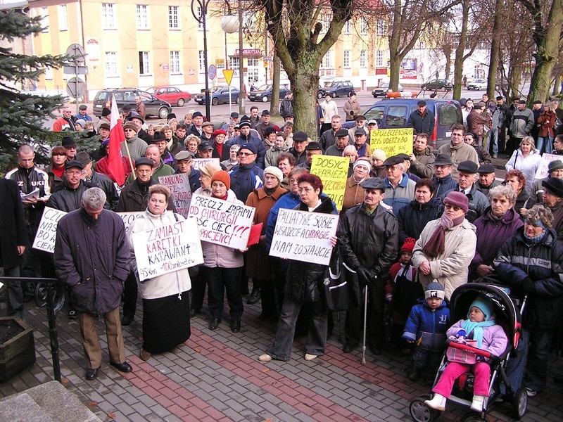 Przed miasteckim ratuszem rozsierdzeni mieszkancy....