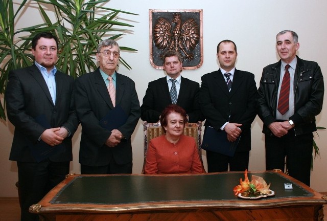 Nowy sklad komisji: od lewej Sławomir Partyka, Alfred Martyniak, Anna Krutys &#8211; Tracz, prezydent miasta Norbert Mastalerz,  Piotr Wałcerz, Leszek Ogorzałek.
