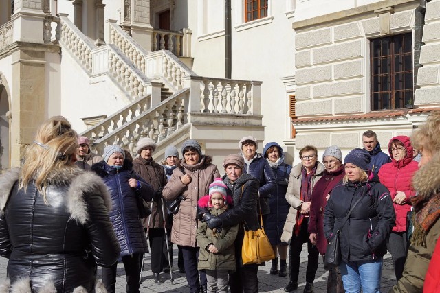 Seniorzy z Ulanowa na wycieczce w Krasiczynie poznawali uroki renesansowej architektury, czemu sprzyjała pogoda