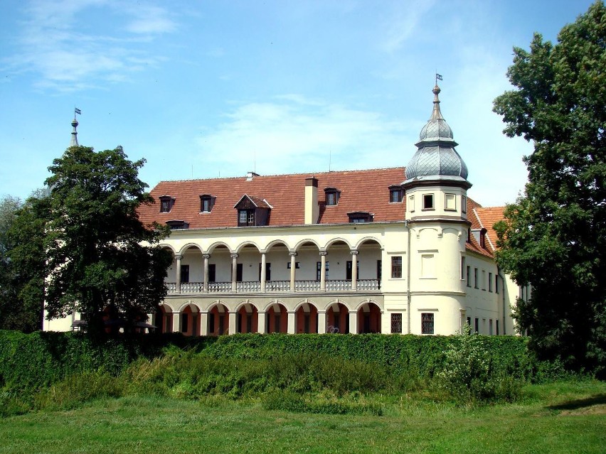 Pałac Krobielowice pochodzi z XIV wieku. Znajduje się 3 km...