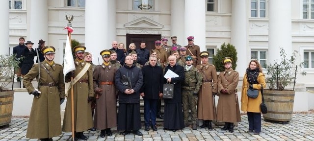 Obchody były nieco bardziej kameralne i miały charakter symboliczny. Nie zmieniło to jednak uroczystego charakteru obchod&oacute;w i nie przeszkodziło w oddaniu hołdu.