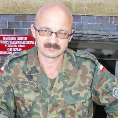 Mirosław Filipkiewicz ma 45 lat. W wojsku od 1983 r., obecnie służy w 17. Wielkopolskiej Brygadzie Zmechanizowanej w Międzyrzeczu. Za krwiodawstwo otrzymał  m.in. Złoty Krzyż Zasługi i tzw. Kryształowe Serce.
