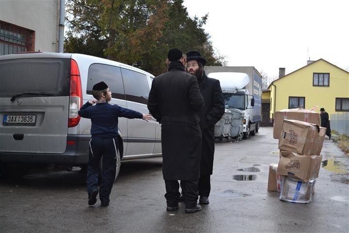 Chasydzi w Lelowie modlą się na grobie cadyka Dawida Bidermana [ZDJĘCIA]