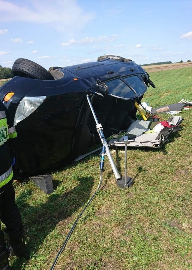 W poniedziałek (27 sierpnia) w gminie Kamień Krajeński doszło do groźnego wypadku, w którym pojazd kierowany przez 77-latka dachował.- Zgłoszenie o wypadku drogowym na trasie Duża Cerkwica - Obkas w gminie Kamień Krajeński sępoleńska policja otrzymała w poniedziałkowe południe. Policjanci ustalili, że 77-letni kierowca forda focusa na prostym odcinku drogi, z niewiadomych przyczyn zjechał na prawe pobocze wpadając w poślizgi, po czym zjechał na lewe pobocze dachując samochodem na polu uprawnym. W wyniku tego zdarzenia kierujący pojazdem z obrażeniami ciała został przetransportowany do szpitala - przekazała nam mł. asp. Małgorzata Warsińska, oficer prasowy KPP w Sępólnie Krajeńskim.Zobacz też: Wszystkie ceny w górę - susza niszczy plony