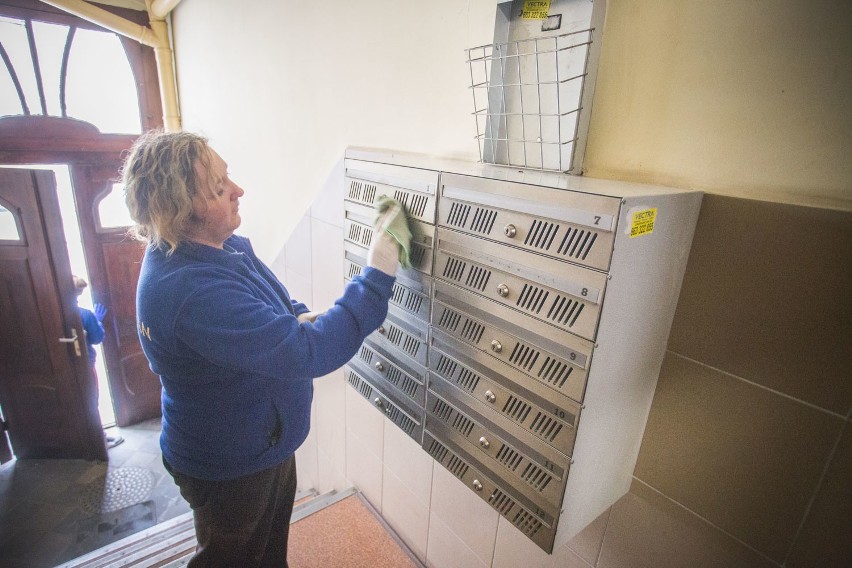 Firmy sprzątające odkażają w Słupsku klatki i urzędy