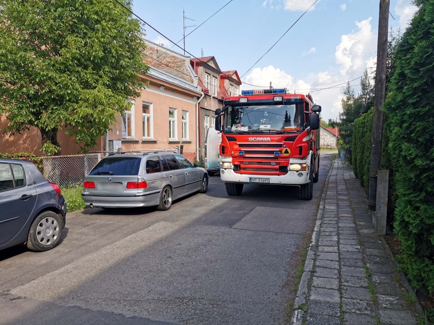 Nieprzytomny mężczyzna w garażu na ul. Pocztowej w Przemyślu. Zatruł się oparami [ZDJĘCIA]