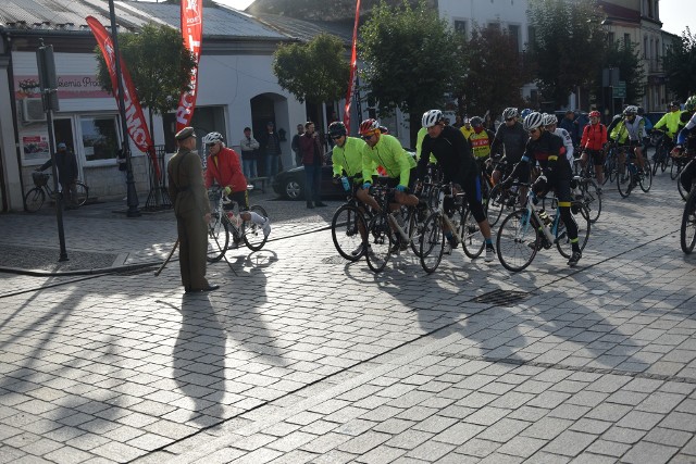 W sobotę po godzinie 9 z Rynku Wielkiego w Szydłowcu ponad sto osób wystartowało w trzecim Rajdzie Rowerowym dla Niepodległej. Impreza ma na celu uczczenie 103. rocznicy odzyskania niepodległości naszej ojczyzny. Organizatorami trzeciego Rajdu Rowerowego dla Niepodległej były: BIKE TEAM – Szydłowieckie Towarzystwo Sportowe, Stowarzyszenie Wspólnota Ziemi Szydłowieckiej, Stowarzyszenie Aktywny Szydłowiec. Uczestnicy mieli do wyboru dwie trasy - na 60 i sto kilometrów. Przebiegały one przez południowo-zachodnie krańce powiatu szydłowieckiego, powiat przysuski oraz sąsiednie z województwa świętokrzyskiego - skarżyski i konecki. Start i meta znajdowały się w Rynku Wielkim w Szydłowcu. >