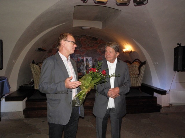 Janusz Trzebiatowski (z lewej) z przewodniczącym rady miejskiej Mirosławem Janowskim na otwarciu wystawy w ubiegłym roku.
