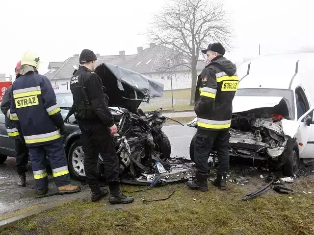 W wypadku koło Mierzyna  na drodze Lubieszyn - Dołuje. W rejonie zdarzenia obowiązuje ruch wahadłowy.