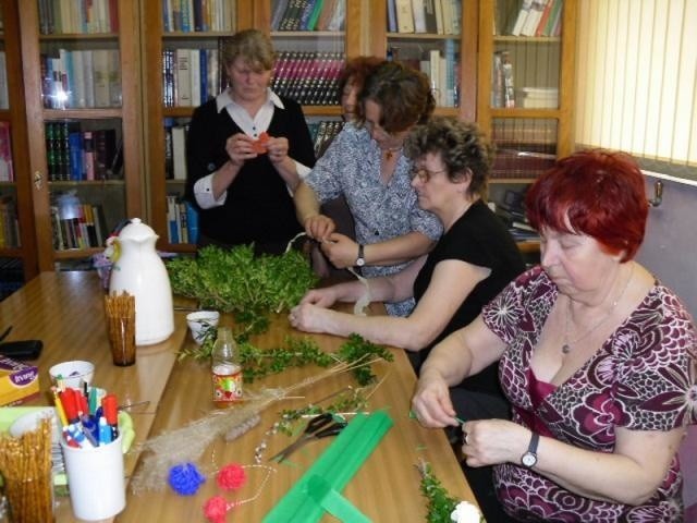 Ze względu na zbliżające się Święta Wielkanocne członkinie klubu "Niteczka&#8221; wykonały kurczaczki, jajka, koszyczki i palmy wielkanocne.