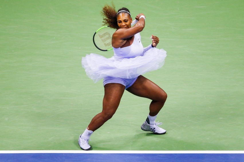 Serena Williams znowu nie tylko grą, ale i strojem zaskoczyła w tegorocznym AUS Open! Zobacz jakie do tej pory prezentowała kortowe kreacje!