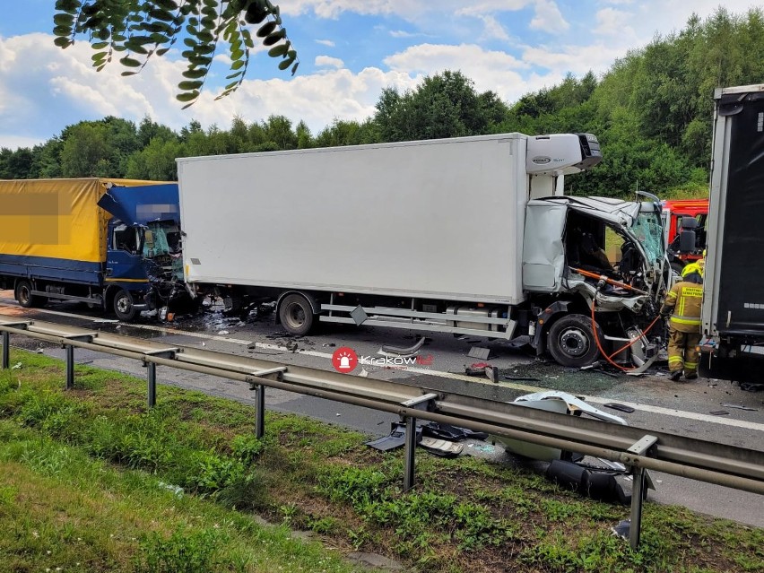 Zderzenie ciężarówek na autostradzie A4. Lądował helikopter LPR