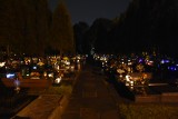 Wszystkich Świętych 2023. Cmentarz Komunalny w Jastrzębiu-Zdroju. Nocą rozświetliły go tysiące zniczy. ZDJĘCIA