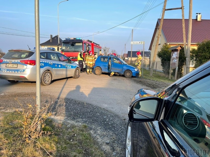 Opole. Wypadek w Żerkowicach. Fiat zjechał z drogi i uderzył...