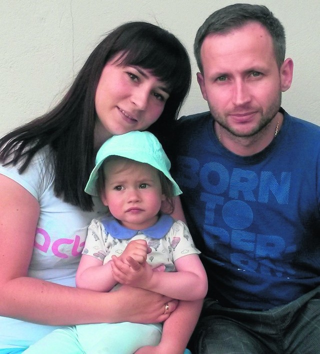 - Dzięki operacji w Niemczech nasza Zosia będzie miała szansę na lepsze życie - mówi Ewa Nowakowska, na zdjęciu z córką i mężem. 